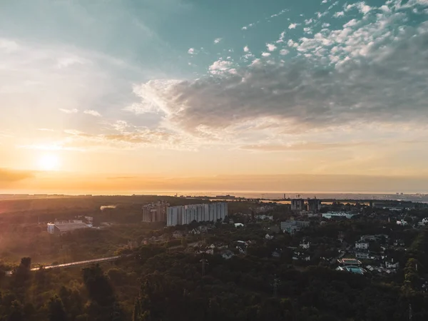 Lever Soleil Aérien Matin Ville Multiétages Petits Bâtiments Dans Verdure — Photo