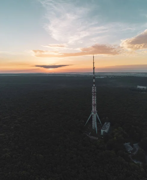 Vue Aérienne Lever Soleil Sur Forêt Avec Antenne Tour Télécommunication — Photo