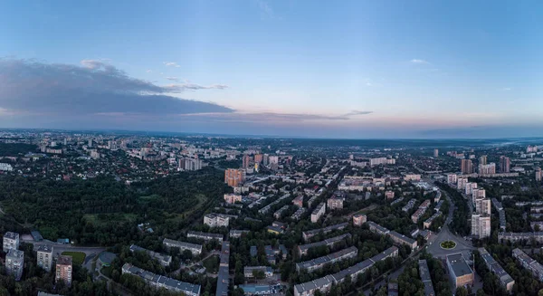 Kharkiv şehri Pavlove Pole bölgesi ve Botanik Bahçesi. Orman yakınlarındaki çok katlı binalar. Yazın şafak vakti parlak mavi gökyüzü.