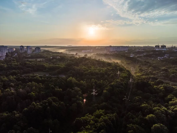 Céu Aéreo Manhã Amanhecer Edifícios Vários Andares Vegetação Com Nevoeiro — Fotografia de Stock