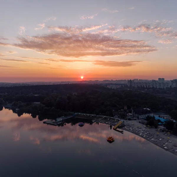 Landschaftlich Reizvoller Sonnenaufgang Mit Wolken Die Sich Der Spiegelnden Wasseroberfläche — Stockfoto