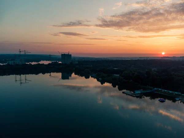 広い川の鏡水の表面に反映雲と風景航空の日の出 ハリコフZhuravlivskyhidropark空からの夜明け ドローン写真 — ストック写真