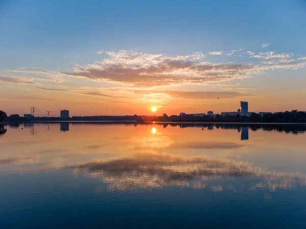 Landschaftlich Reizvoller Sonnenaufgang Mit Wolken Blauen Himmel Die Sich Der — Stockfoto