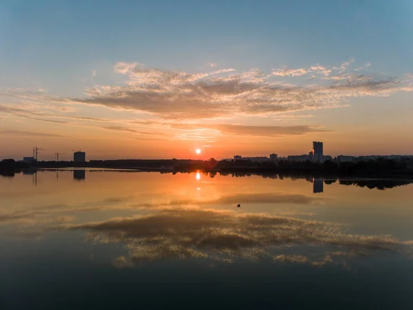 Salida Del Sol Aérea Escénica Con Nubes Reflejándose Superficie Del —  Fotos de Stock