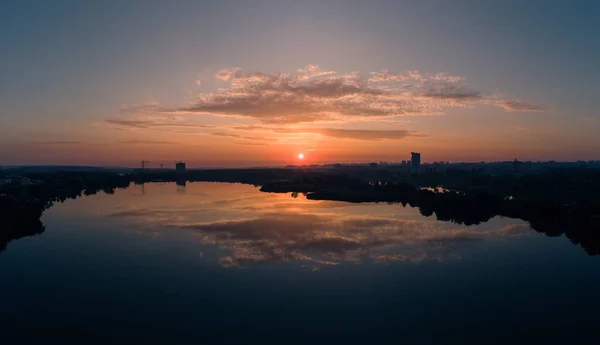 Сценическая Воздушная Панорама Восхода Солнца Облаками Отражающимися Зеркальной Поверхности Воды — стоковое фото