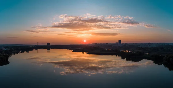 Malerisch Weite Panorama Antenne Sonnenaufgang Mit Wolken Die Spiegel Wasseroberfläche — Stockfoto