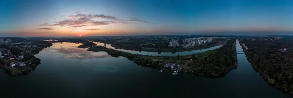 Широкая Панорама Воздушного Восхода Солнца Облаками Отражающимися Зеркальной Поверхности Воды — стоковое фото