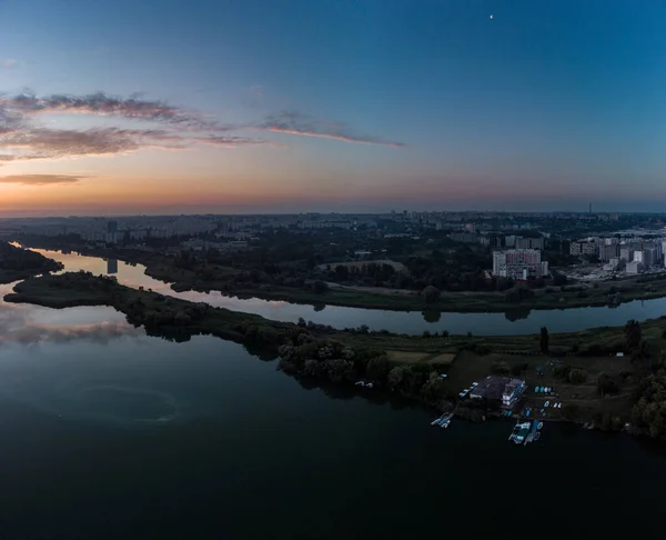 Malerische Sonnenaufgangszeit Auf Einem Breiten Ruhigen Fluss Mit Kanal Und — Stockfoto