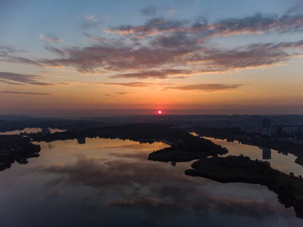 Scenic Antenne Zonsopgang Met Wolken Weerspiegelt Spiegelwater Oppervlak Brede Rivier — Stockfoto