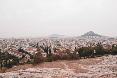 Areopagus - Akropolis yakınlarındaki tepeden gri sisli bir günde Lycabettus Dağı, Stoa of Attalos ve Atina 'nın eski şehir merkezine bakın. Sepya stili