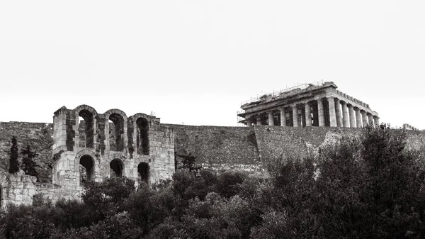 入り口はアクロポリスとパルテノンの丘の上の木のヘロデス アッティカスのオデオンにアーチ アテネ ギリシャ グレースケール 黒と白のスタイル — ストック写真