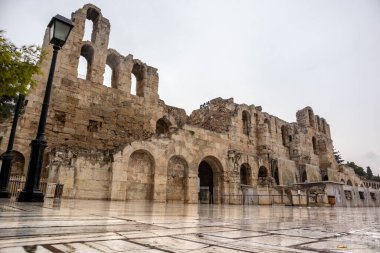 Atina, Yunanistan - 24 Eylül 2019: Akropolis tepelerindeki Herodes Atticus 'un mermer meydanına giriş. Yağmurlu bulutlu bir günde antik mimari