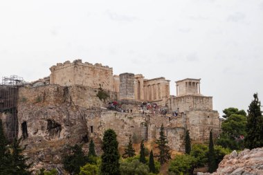 Atina, Yunanistan - 24 Eylül 2019: Akropolis Tepesi (Parthenon, Tapınaklar) yaz bulutlu bir günde. Bulutlu bir günde Atina Filopappou Tepesi 'nden kent merkezindeki tarihi eser