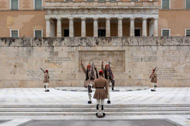 Atina, Yunanistan - 24 Eylül 2019: Yunan Parlamentosu. Başkanlık muhafızları bilinmeyen askerin mezarının önünde seremoniyi değiştiriyorlar. Yunan Parlamentosu Sarayı.