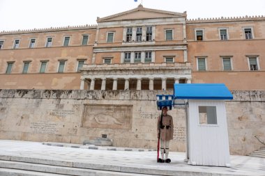 Atina, Yunanistan - 24 Eylül 2019: Yunan Parlamentosu. Bilinmeyen askerin mezarının önünde başkanlık muhafızları töreni. Yunan Parlamentosu Sarayı.