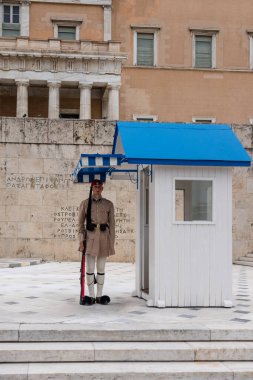 Atina, Yunanistan - 24 Eylül 2019: Yunan Parlamentosu. Meçhul askerin kabri önünde başkanlık koruma töreni yapılacak. Yunan parlamentosu sarayı. Dikey