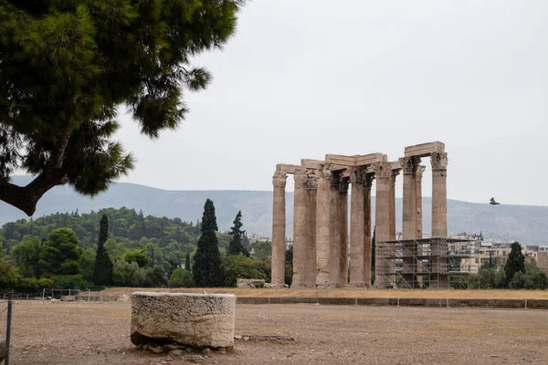 Templo Zeus Olímpico Dia Nublado Vegetação Verão Atenas Antigas Colunas — Fotografia de Stock