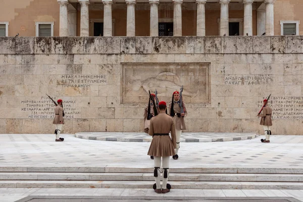 Atina, Yunanistan - 24 Eylül 2019: Yunan Parlamentosu. Meçhul askerlerin lahitinin önünde başkanlık koruma seremonisinin değiştirilmesi. Yunan Parlamentosu Sarayı.