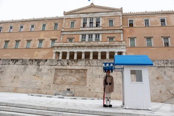 Atina, Yunanistan - 24 Eylül 2019: Yunan Parlamentosu. Bilinmeyen askerin mezarının önünde başkanlık muhafızları töreni. Yunan Parlamentosu Sarayı.