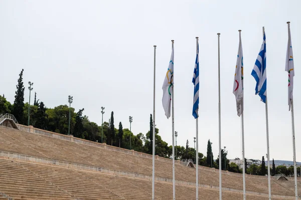 全景体育场是世界上唯一的白色大理石体育场 是现代奥运会赛场上的旗杆所在地 多云的白天阁楼吸引人 — 图库照片
