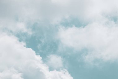 Pofuduk beyaz bulutlar parlak mavi renkli gökyüzünü çerçeveliyor, bulutlu arka plan. Gökyüzü doğal cennet manzarası