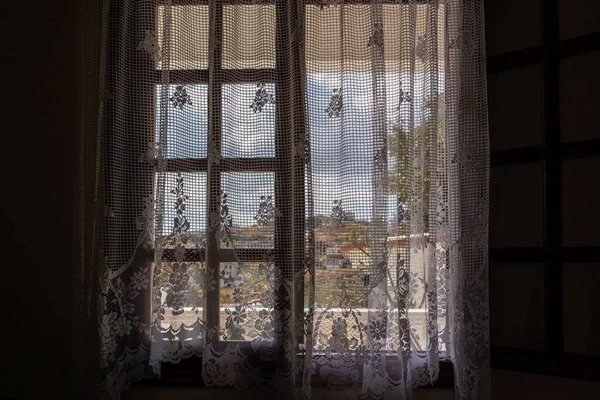 Вид Снаружи Традиционного Греческого Окна Дома Шторами Солнечную Летнюю Деревню — стоковое фото