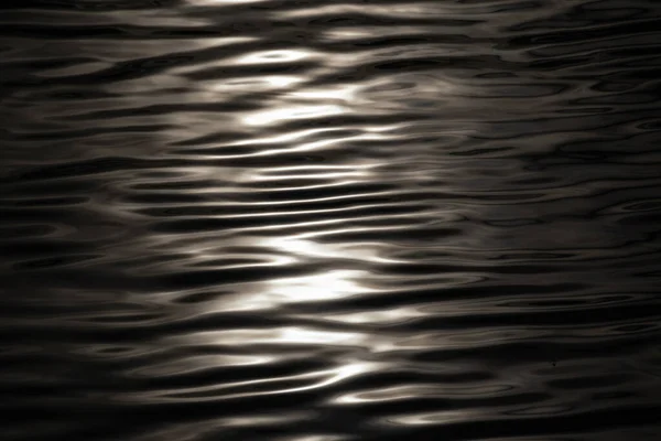 Metallisches Muster Der Wasserwelligkeit Leuchtendes Wasser Mit Spiegelungen Wellenstruktur Nahaufnahme — Stockfoto