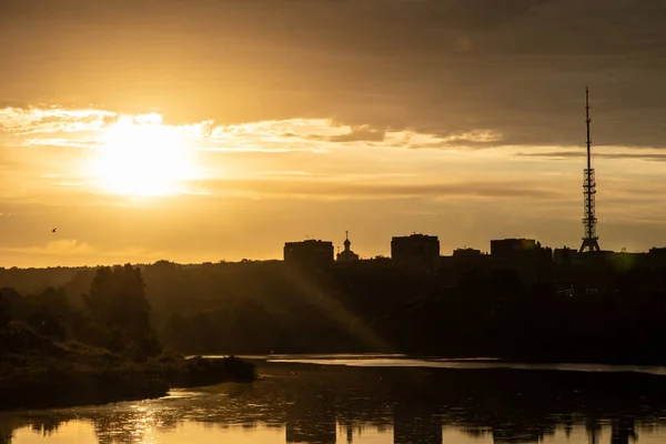 Goldener Epischer Kontrast Sommer Sonnenaufgang Ansicht Der Stadtlandschaft Mit Reflexion — Stockfoto