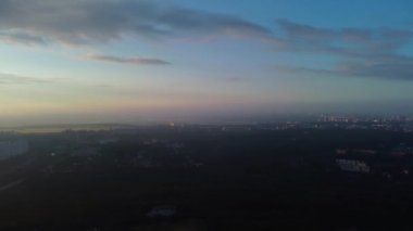 Güneş ışığı ve bulutlarla birlikte destansı şehirde hava hızıyla sol panoramik manzaraya doğru ilerliyoruz. Sabahın erken saatlerinde uyuyan şehrin üzerinde. Kharkiv, Ukrayna