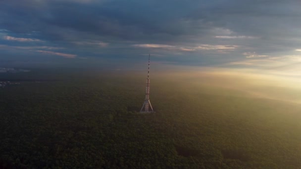 Salida Del Sol Acelera Vuelo Torre Televisión Verde Bosque Atmosférico — Vídeo de stock