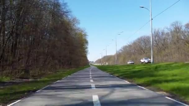 Voar Para Frente Aérea Acima Calçada Bicicleta Dia Ensolarado Primavera — Vídeo de Stock