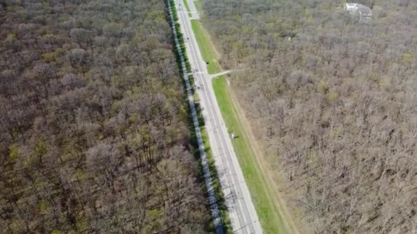 Vista Aérea Ascendente Alto Calçada Com Ciclovia Dia Ensolarado Primavera — Vídeo de Stock