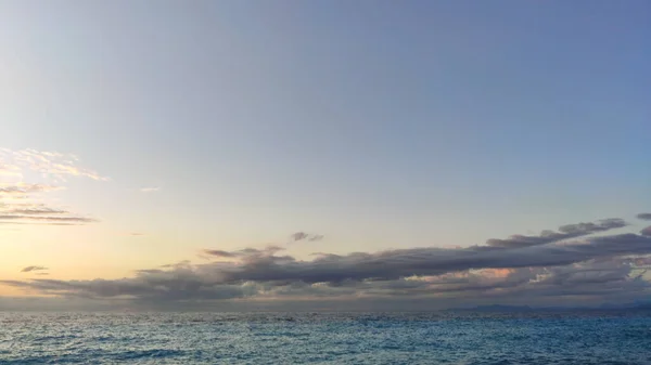 Céu Por Sol Com Nuvens Roxas Escuras Acima Água Mar — Fotografia de Stock