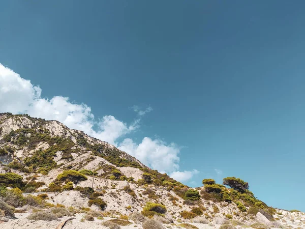 Groene Kliffen Zonnige Heldere Blauwe Dag Griekenland Bomen Struiken Rotsachtige — Stockfoto