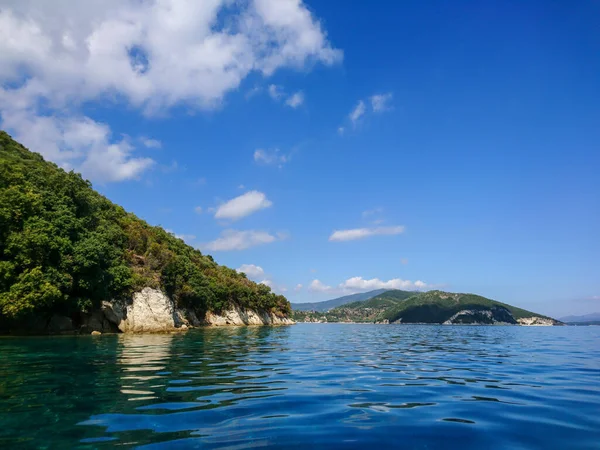 Yunanistan 'ın İyon Denizi' ndeki Lefkada adasındaki güzel kayalık çakıl taşı plajı. Parlak, berrak, mavi su, yaz manzarası.