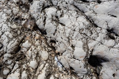 Beyaz ve siyah doğal mermer kaya malzemesi ve çatlaklara yakın dokusu var. Güneşli Yunanistan 'da hafif taş şablon ayrıntıları