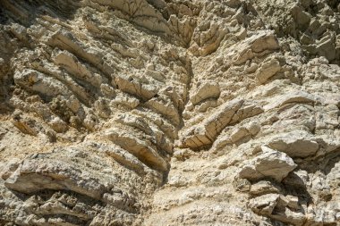 Beyaz katmanlı kaya dokusu, yakın plan jeoloji, Yunanistan 'daki Lefkada adasının kıyısındaki uçurum. Yaz vahşi doğa malzeme yüzeyi yakın çekim