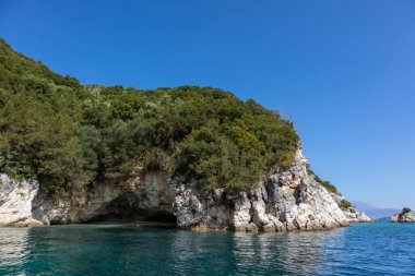 İyon Denizi kıyısındaki yeşil uçurumlardaki Aziz Nicholas Mağarası turistik merkezi. Yunanistan 'daki Lefkada adasının doğası. Yaz tatili için çılgın bir tatil yeri.