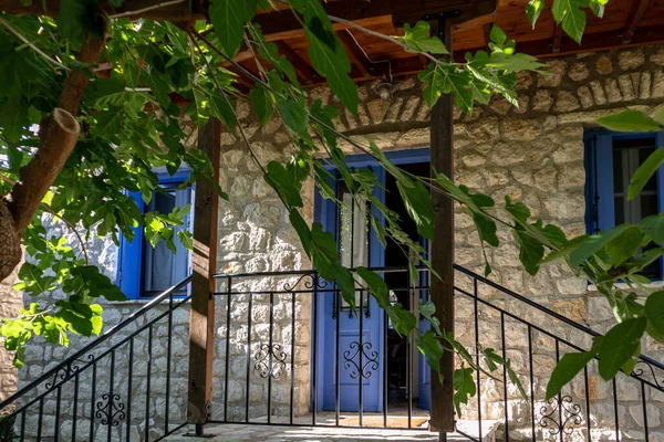 Sun Shining Green Tree Branches Summer Greek Traditional House Yard — Stock Photo, Image
