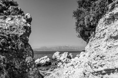 Yunanistan 'ın ada kıyısındaki çakıl taşlı plajlarda beyaz kayalar. Yaz vahşi doğa İyon Denizi 'ne seyahat eder. Siyah ve beyaz