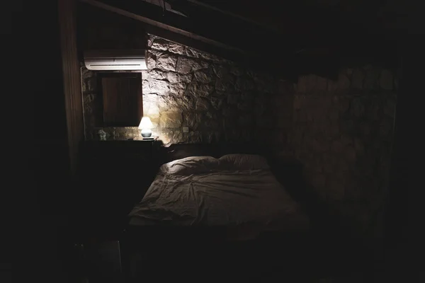 Ночь Кровати Светлая Светлая Лампа Белыми Простынями Темной Комнате Каменными — стоковое фото
