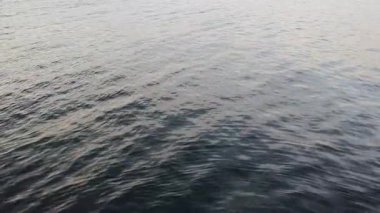 Derin deniz dalgaları arka planda. Ritmik sıvı hareketsiz döngü