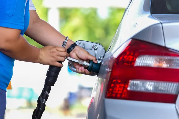 İnsanlar gaz Lpg benzin istasyonu.