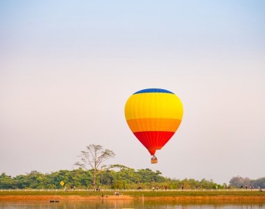 balonlar içinde yolculuk başlamak günbatımı gökyüzü üzerinde