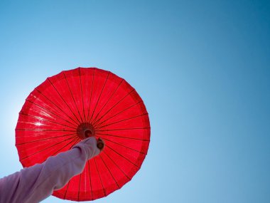 kadın el güneşli mavi gökyüzü karşı şemsiyesi