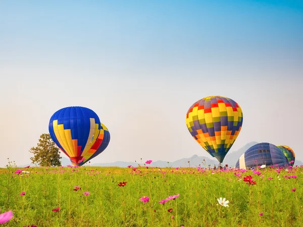 Renkli sıcak hava balonu içinde yolculuk başlamak — Stok fotoğraf