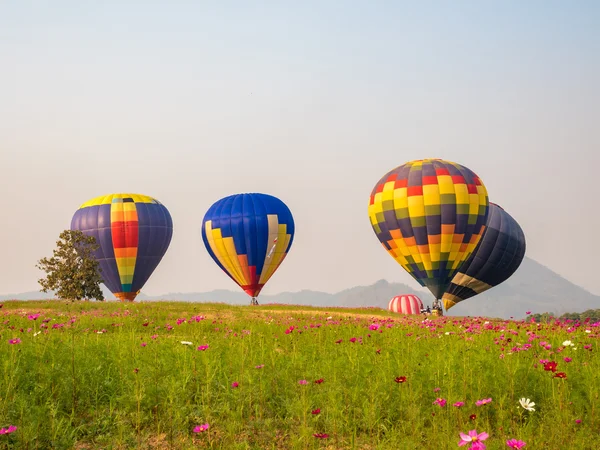 Kolorowe gorące powietrze balony na początku podróży podróży — Zdjęcie stockowe