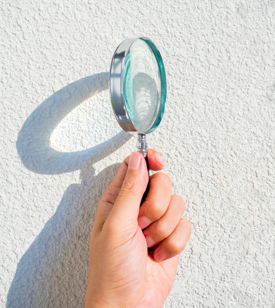 Man's hand holding magnifying glass — Stock Photo, Image