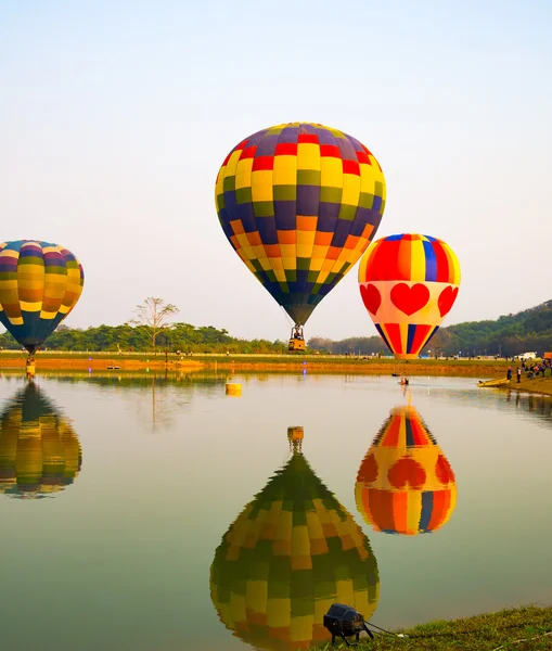 Renkli sıcak hava balonu içinde yolculuk başlamak — Stok fotoğraf