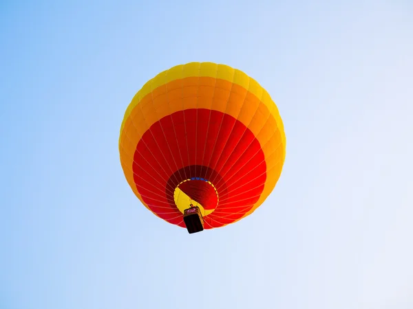 Renkli sıcak hava balonu içinde yolculuk başlamak — Stok fotoğraf